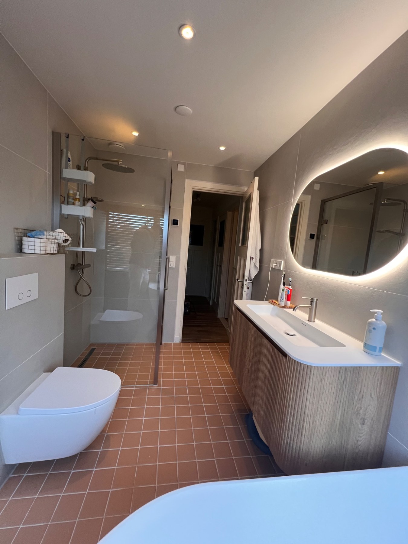 Afwerking en verlichting in de badkamer